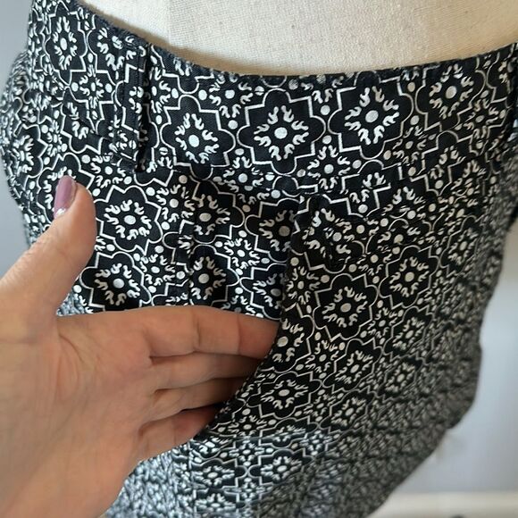Sz 8 Old Navy black and white pattern skirt with pockets - Picture 3 of 7